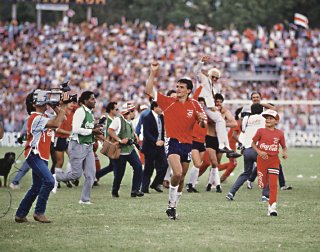 Pastor festeja su oportunidad de gol a El Salvador, 1 a 0 en 1989, que visó el pasaporte tricolor a Italia 90.